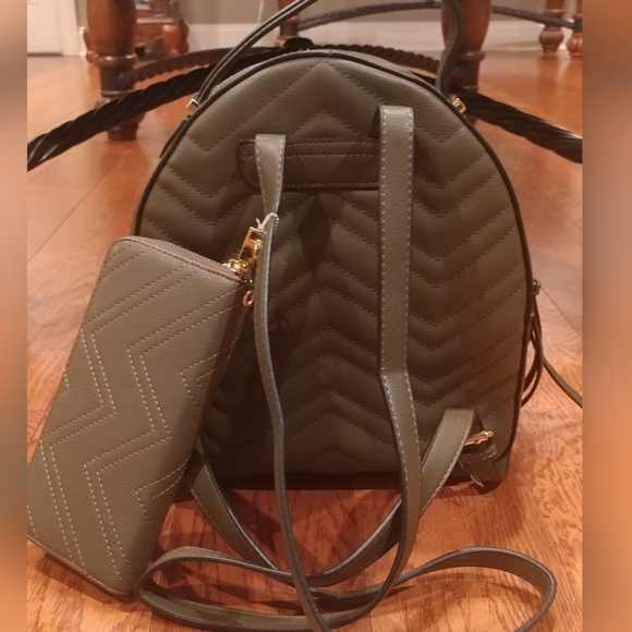 Army green backpack - Picture 2 of 6